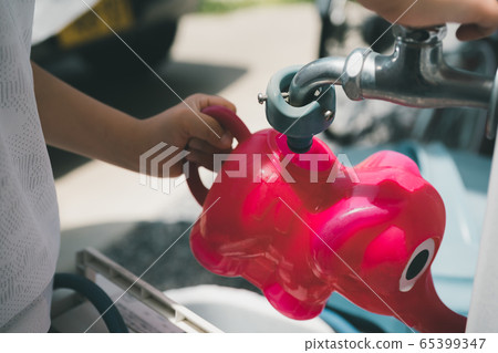 primary school student, schoolchild, schooler 65399347