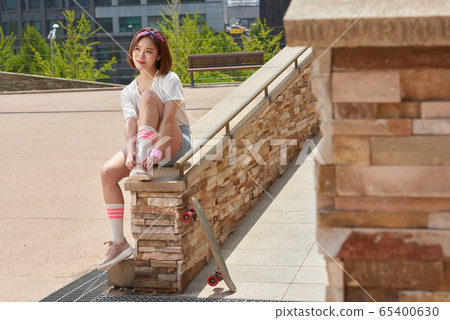 十幾歲的女人騎滑板 十幾歲的女人騎滑板 65400630