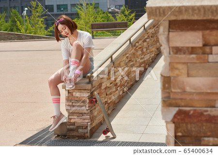 十幾歲的女人騎滑板 十幾歲的女人騎滑板 65400634