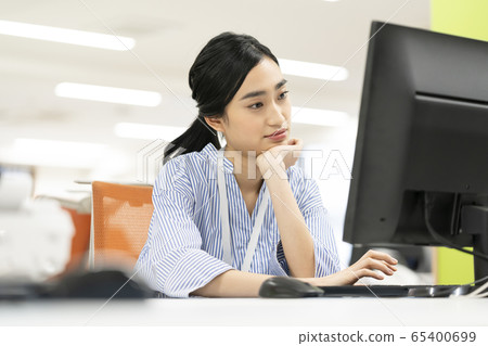 辦公室場景圖像年輕女子 辦公室場景圖像年輕女子 65400699