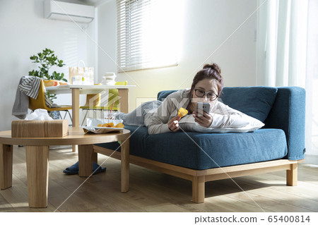 一個在客廳睡覺的女人 65400814