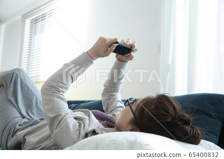 客廳裡的懶女人（遊戲屏幕是為未來創造的虛擬人物） 65400832