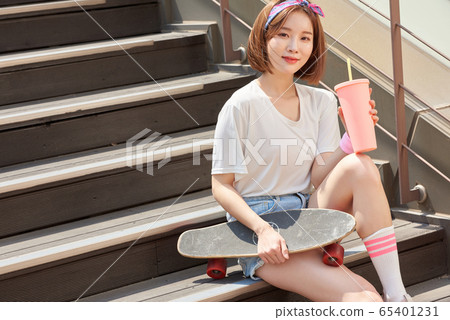 漂亮少女女人騎滑板 漂亮少女女人騎滑板 65401231