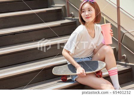 漂亮少女女人騎滑板 65401232