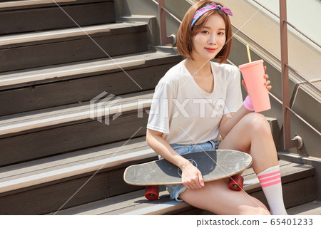 漂亮少女女人騎滑板 漂亮少女女人騎滑板 65401233