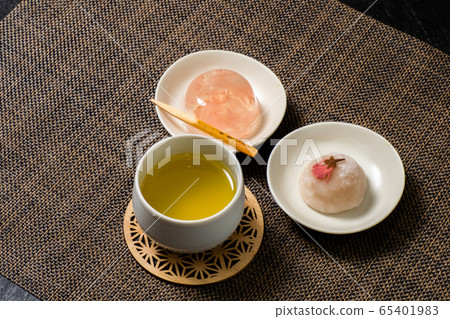 Japanese sweets and cherry blossoms 65401983