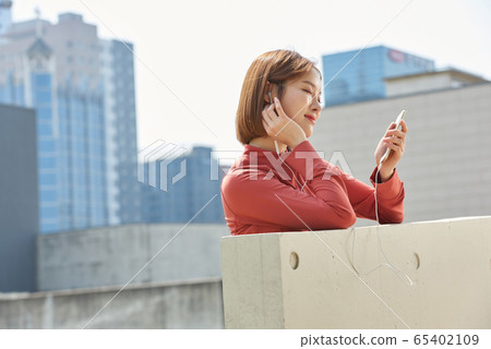 在公園裡鍛煉的20多歲女人 在公園裡鍛煉的20多歲女人 65402109