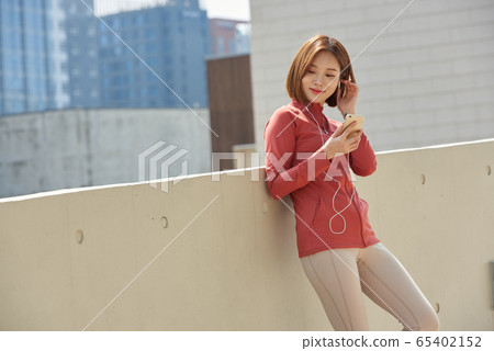 20s woman exercising in park 65402152
