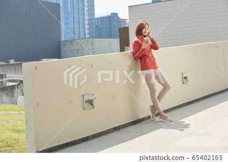 20s woman exercising in park 20s woman exercising in park 65402163