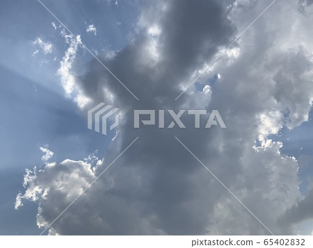 藍天與陽光躲在雲層中 藍天與陽光躲在雲層中 65402832