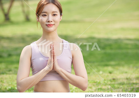 Pretty 20s woman doing yoga in the park Pretty 20s woman doing yoga in the park 65403319