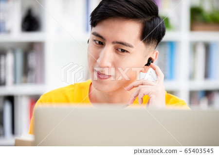 student using laptop at home 65403545