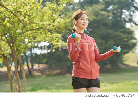 Pretty woman in her 20s exercising in the park Pretty woman in her 20s exercising in the park 65403754