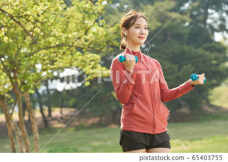 Pretty woman in her 20s exercising in the park Pretty woman in her 20s exercising in the park 65403755
