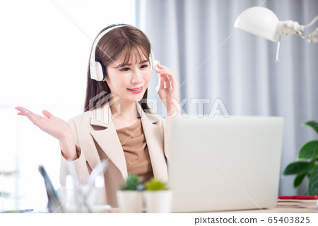 woman has video meeting woman has video meeting 65403825