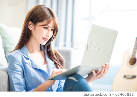 student using laptop at home 65403838