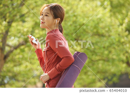 她在公園裡行使的20多歲的漂亮女人 65404010