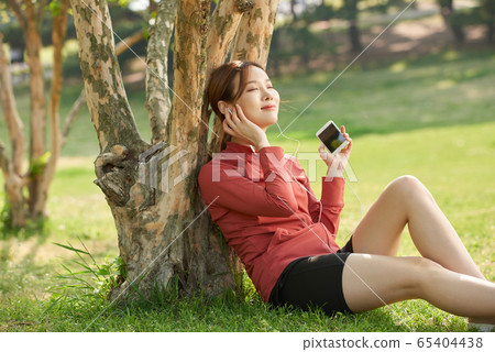 Pretty 20s woman exercising in the park Pretty 20s woman exercising in the park 65404438