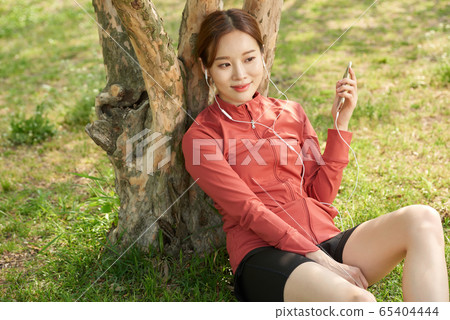 Pretty 20s woman exercising in the park 65404444
