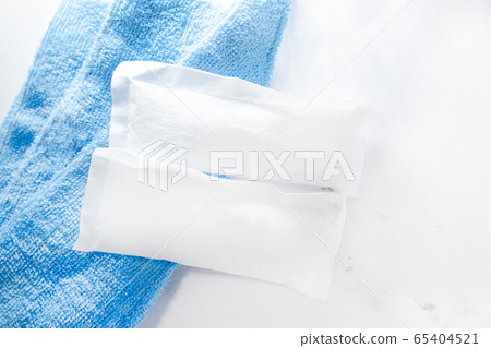 Two ice packs and ice packs that cool food and body. Two ice packs and ice packs that cool food and body. 65404521