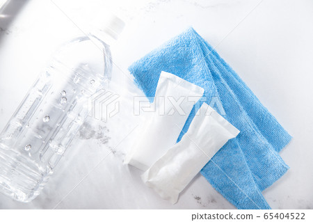 Two ice packs and ice packs that cool food and body. Hydration. Two ice packs and ice packs that cool food and body. Hydration. 65404522