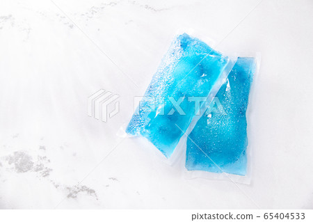 Two ice packs and ice packs that cool food and body. Two ice packs and ice packs that cool food and body. 65404533
