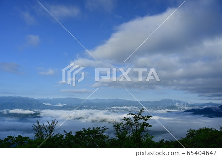 Oku-Chichibu mountains and Ryokamiyama in the sea of clouds over the Chichibu basin from the Mt. 65404642