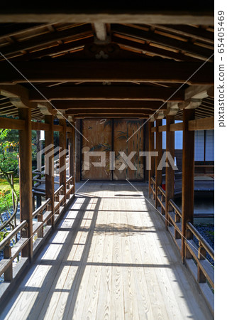 Daikakuji Village Rain Corridor-5 65405469