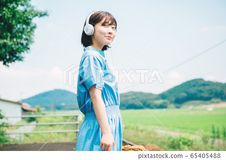 女人在車站聽音樂 女人在車站聽音樂 65405488
