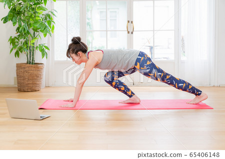 Female yoga fitness home 65406148