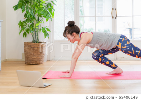 Female yoga fitness home 65406149