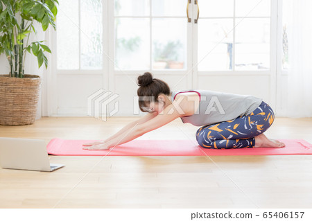 Female yoga fitness home 65406157