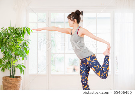 Female yoga fitness home 65406490