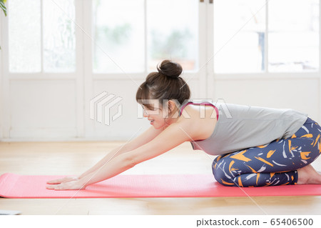 Female yoga fitness home 65406500