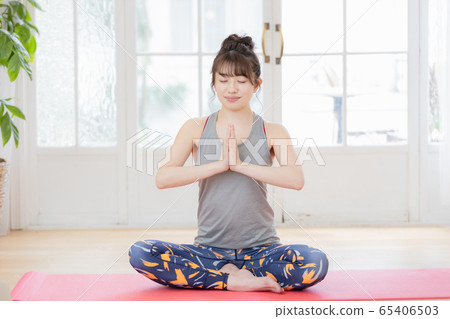Female yoga fitness home Female yoga fitness home 65406503