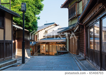 京都的京町屋排成一列的Sannenzaka 65408703