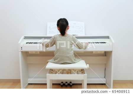 Piano (Music Classroom Practice Lesson Lesson Keyboard Instrument Parenting Childcare Girl Person Copy Space) 65408911