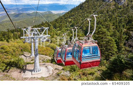 Gondola cable car to the Shika Snow Mountain, 65409105