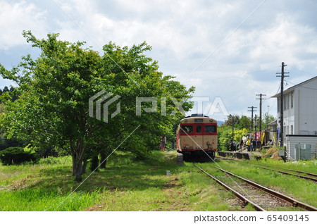 夷umi鐵路磯線的國吉站特快列車(KIHA 28型) 夷umi鐵路磯線的國吉站特快列車(KIHA 28型) 65409145