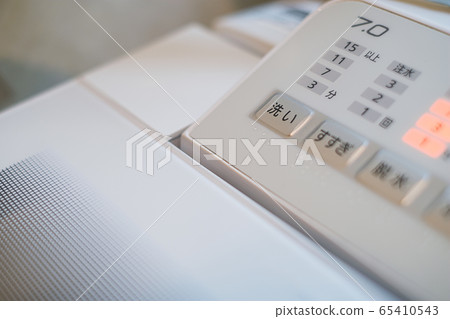 Washing machine in operation 65410543