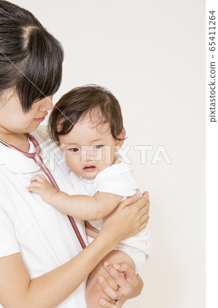 穿白大褂的護士，照顧一個哭泣的嬰兒 65411264