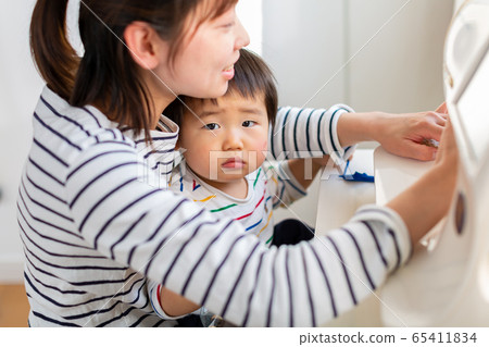 婦女使用縫紉機手工製作的父母和孩子 65411834