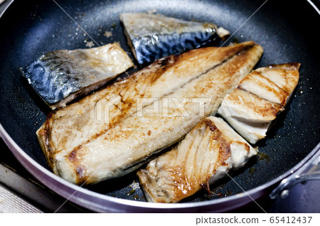 Grilled mackerel (during cooking) 65412437
