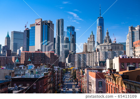 << New York >> Skyscrapers seen from Chinatown Manhattan 65413109