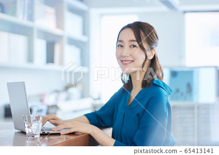 Business woman office Business woman office 65413141