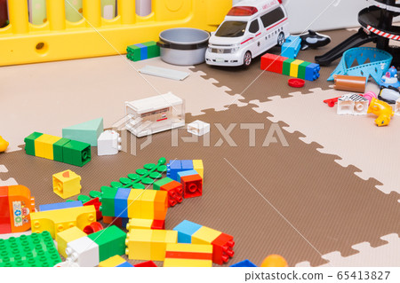Scattered toy room Scattered toy room 65413827