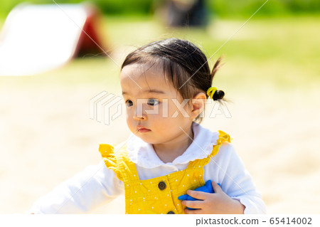 可愛的小女孩在蹣跚學步公園家庭沙箱中玩 65414002