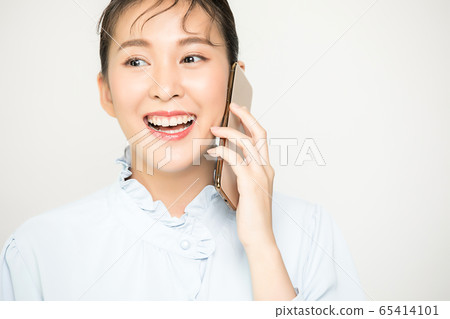 可愛漂亮的女性上班族商務手機智能手機人素材 65414101