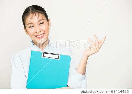可愛和漂亮的女性上班族人與業務文件材料 可愛和漂亮的女性上班族人與業務文件材料 65414455