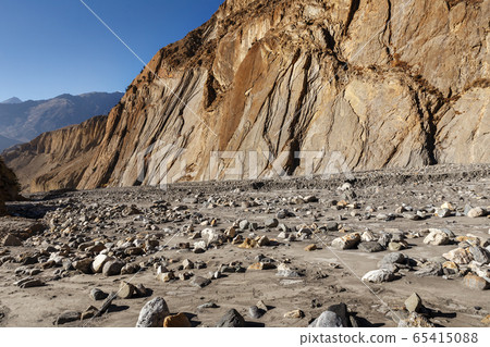 The dry bed of a mountain river in the Himalayas. 65415088